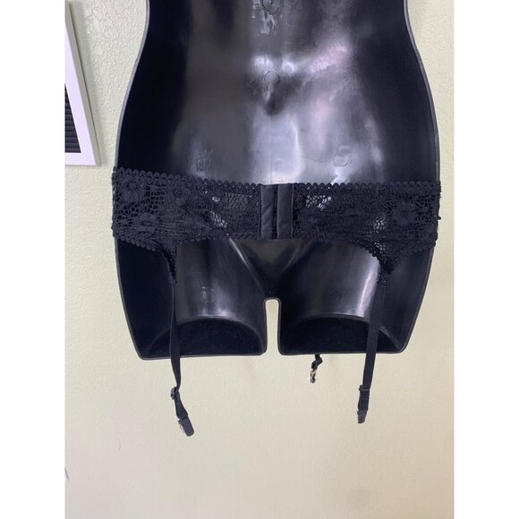 Black Lace Bra and Garter Set Size Small - Picture 5 of 8